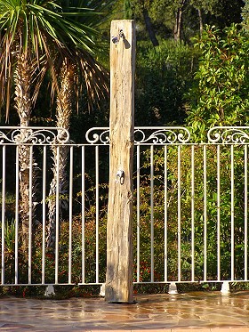Douche solaire en bois à l'ancienne !