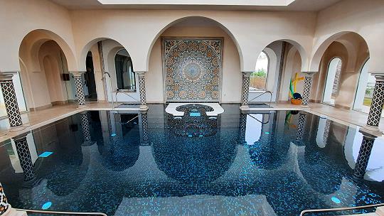 Belle piscine en mosaques de verre Tunisie