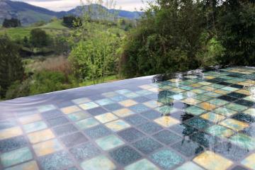 Mosaques piscine maux