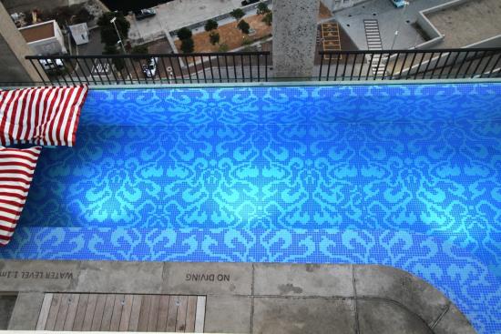 Belle piscine en mosaque