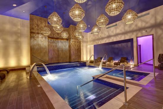 Belle piscine en mosaque