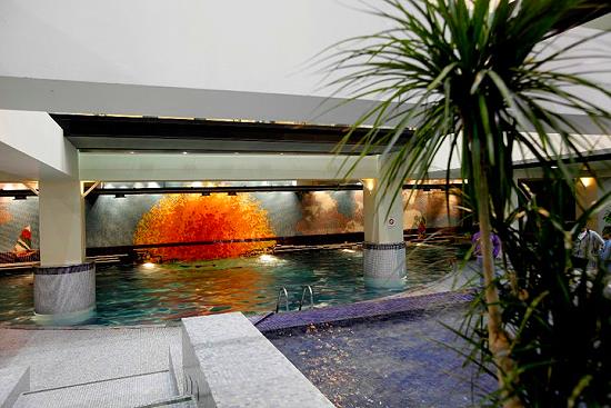 Belle piscine en mosaque