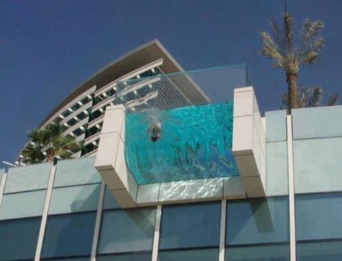 Piscine sur toit terrasse  fond transparent