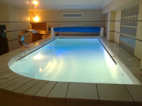 Piscine d'aquagym entièrement équipée. Escalier intérieur en maçonnerie