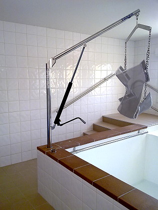 Piscine avec appareil de levage pour personnes à mobilité réduite