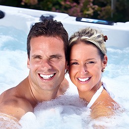 Un couple heureux dans son spa !