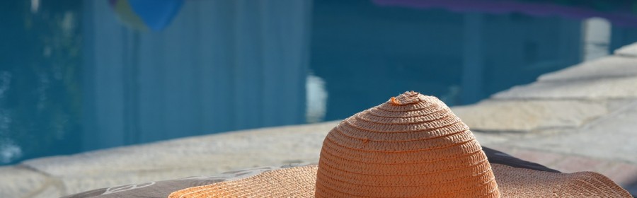 chapeau de paille en bord de piscine