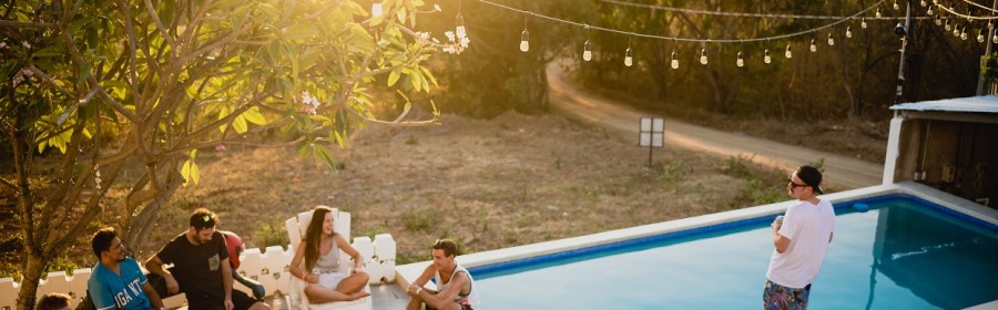 fête amis piscine