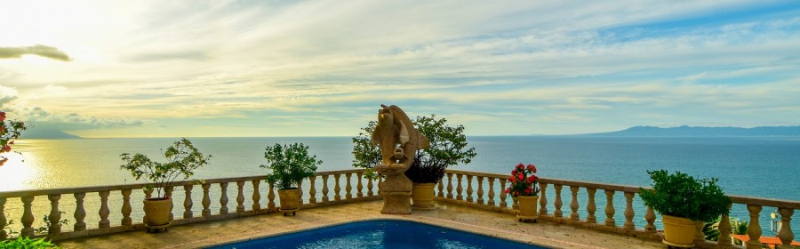 Piscine avec vue sur mer