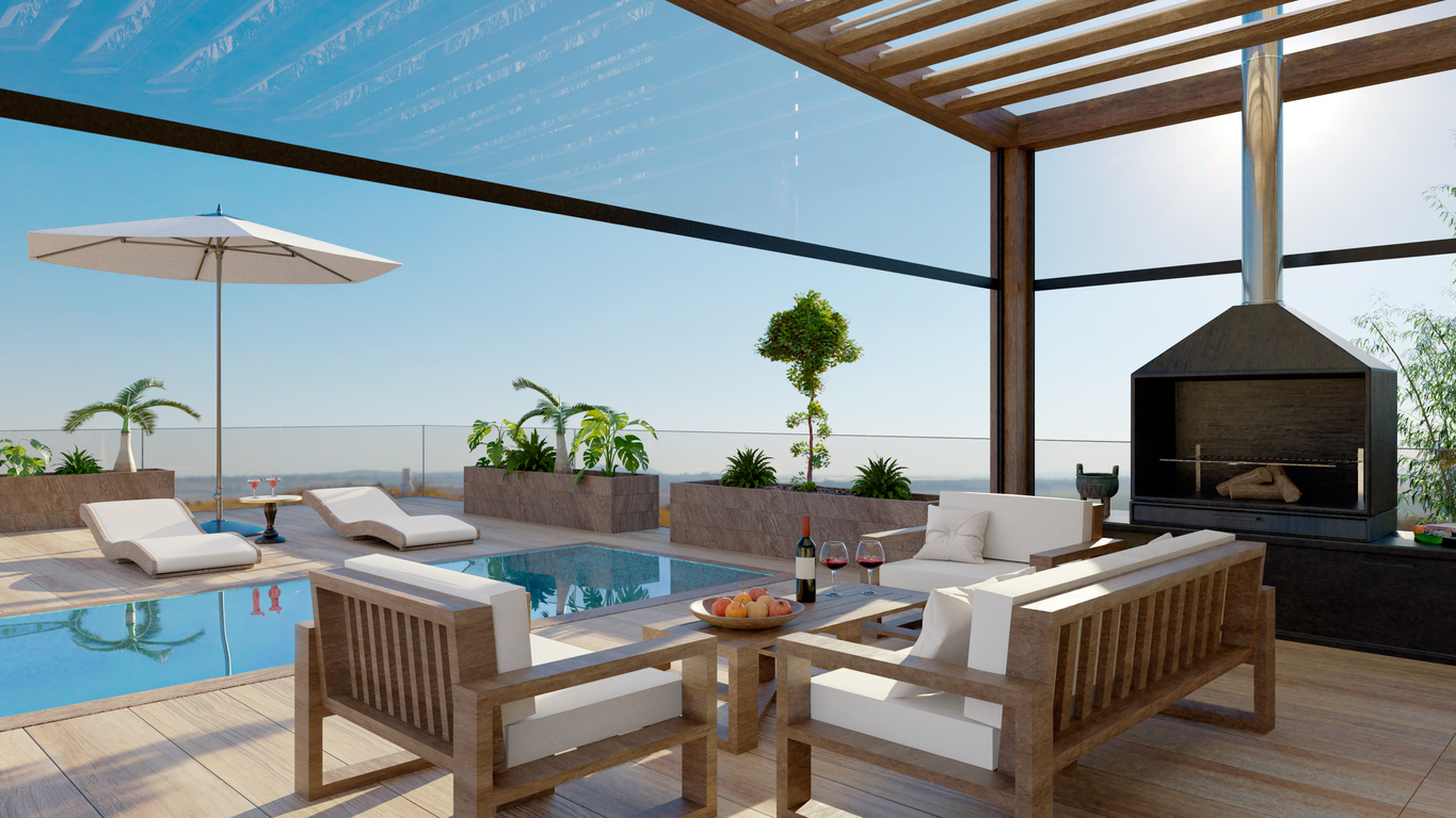Terrasse extérieure de luxe avec piscine et barbecue. Pergola bioclimatique avec canapé et transats