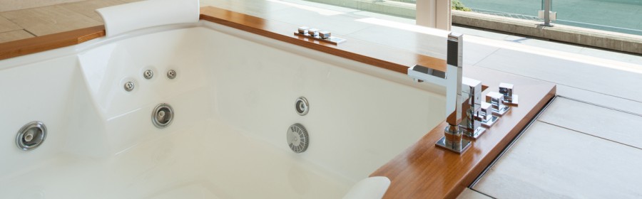 Salle de bain luxe avec spa bain à remous