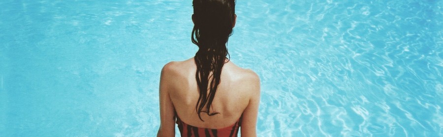 Femme au bord d'une piscine coque