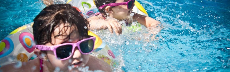 piscine enfants avec bouées et lunettes
