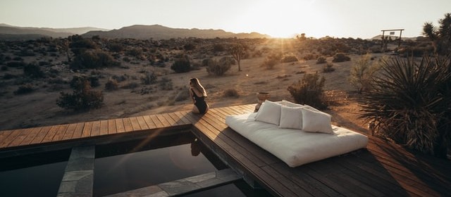Piscine dans le désert soleil