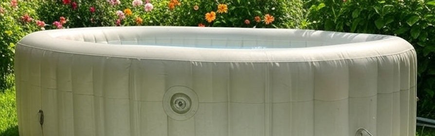 Spa gonflable dans un jardin d'été