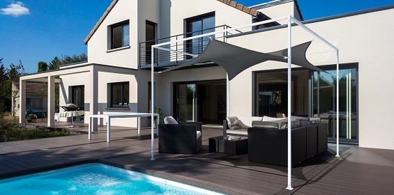 voile ombrage gris sur piscine