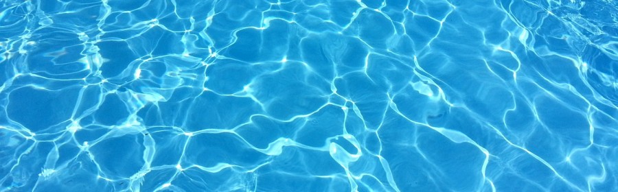 Eau de piscine bleue