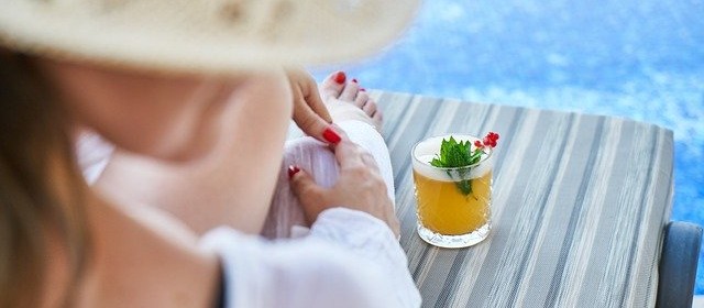 Femme détente au bord de piscine